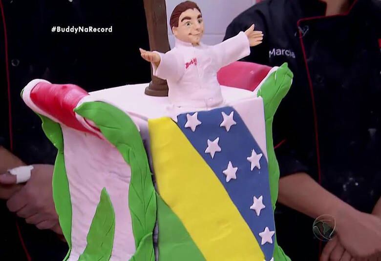 Buddy disse que amou alguns pontos do bolo e odiou outros. O confeiteiro avisou que, se quiserem continuar no jogo, os participantes terão que mostrar resultados melhores

+ Manuka é o primeiro eliminado da Batalha dos Confeiteiros; veja tudo o que rolou!

> Acesse o R7 Play e assista na íntegra a todos os programas da Record! Clique e experimente!
