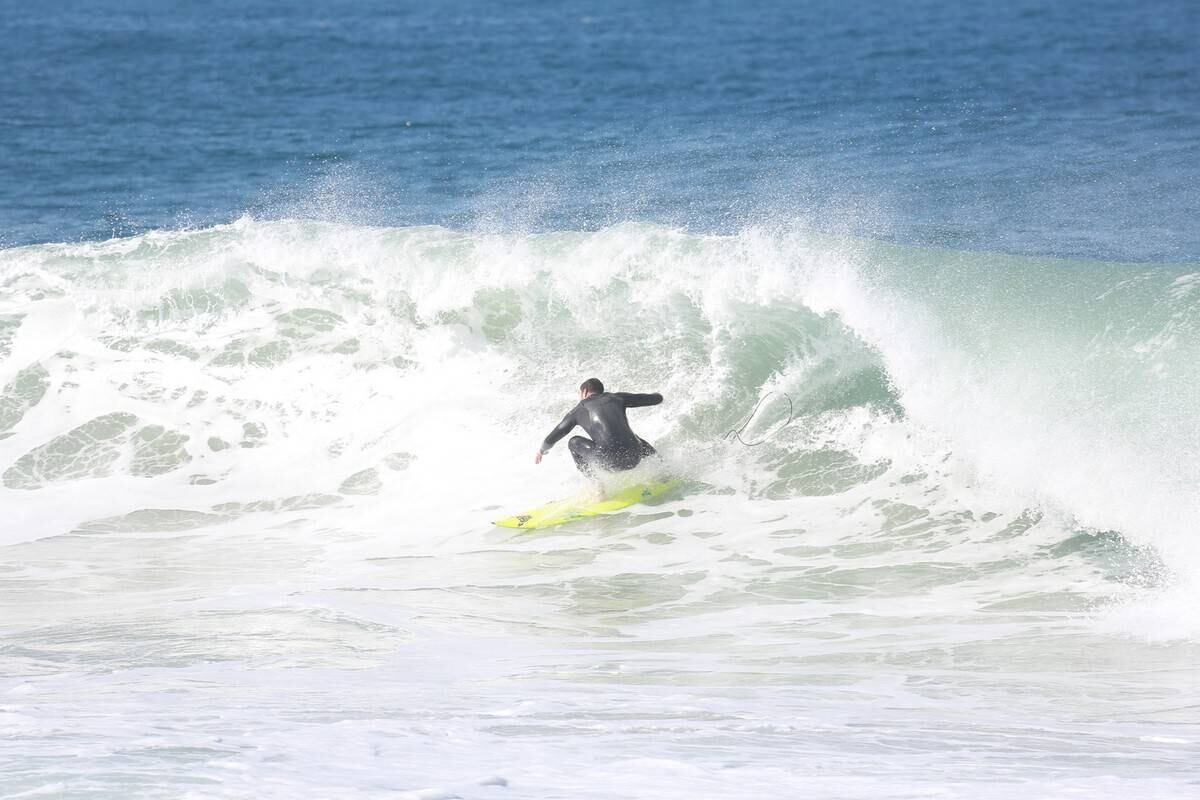 Cauã Reymond surfou no Recreio dos Bandeirantes nesta segunda-feira (21)