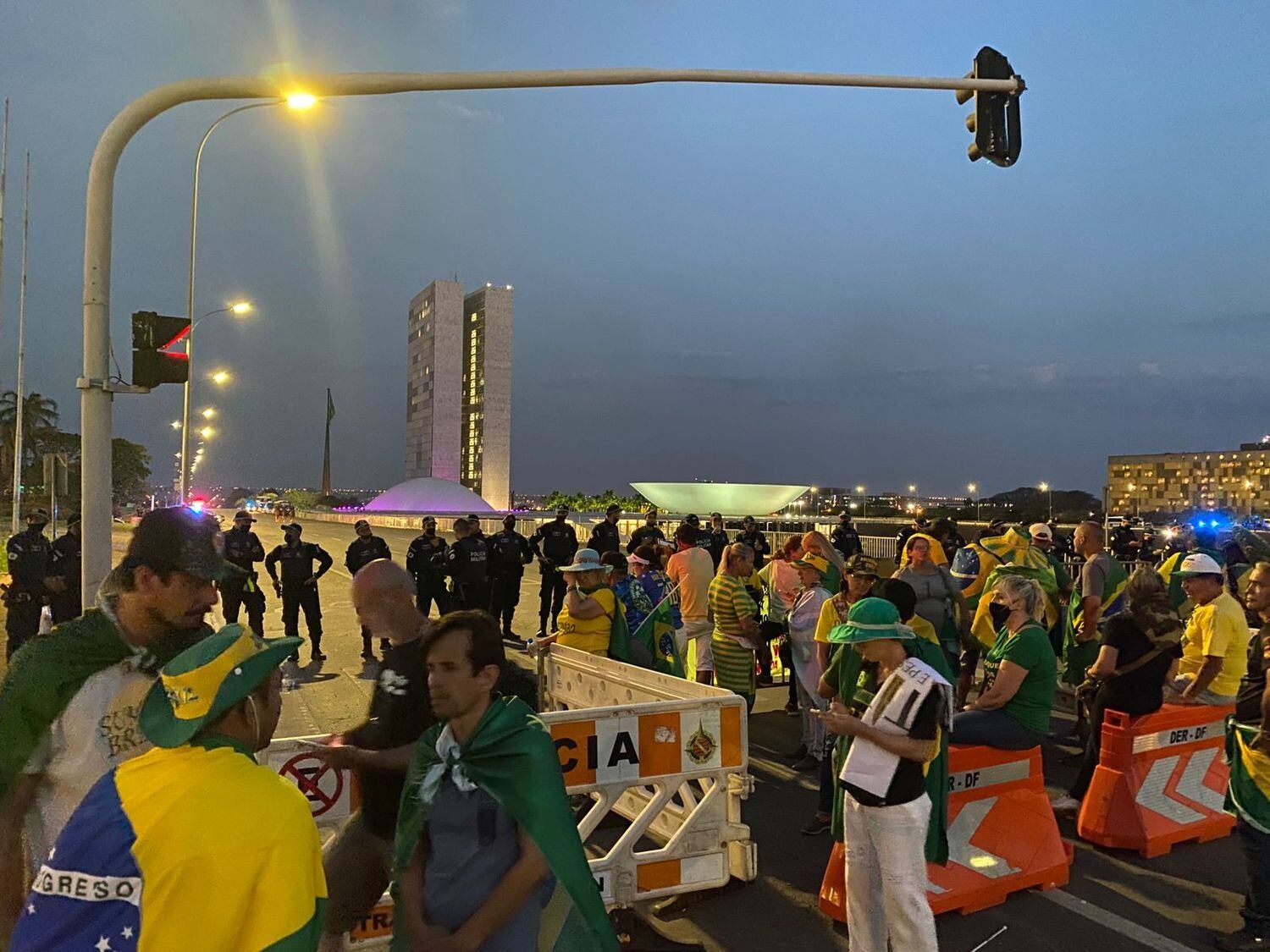 Manifestantes continuam na Esplanada dos Ministérios na noite de segunda-feira (8)