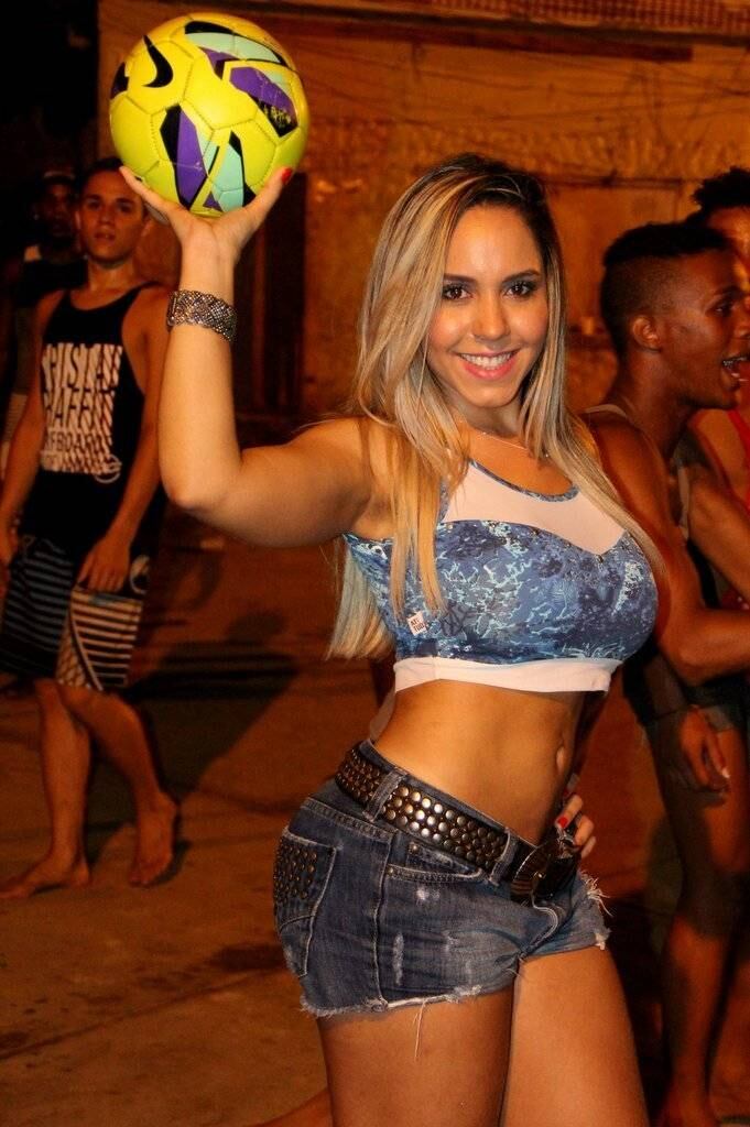 

De shortinho e blusa curtinha, a mulher-fruta fez
questão de mostrar as curvas

