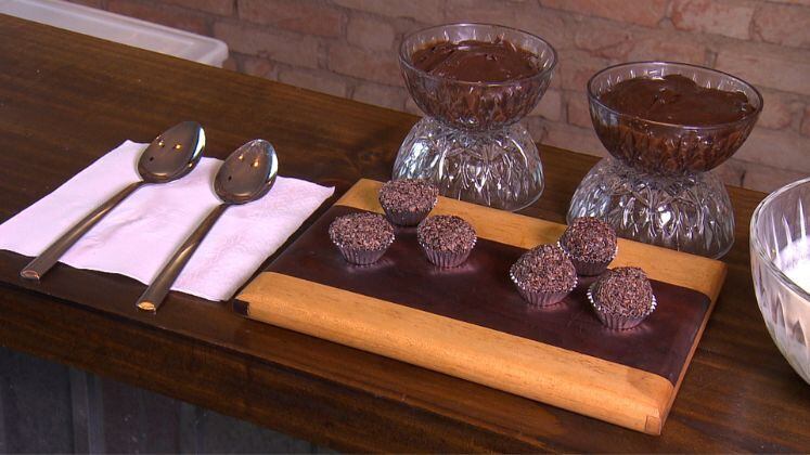 Brigadeiro de Mistura Láctea

Ingredientes:
1 lata de leite condensado ou mistura láctea
1 lata de creme de leite
150 g de chocolate ao leite em barra
50 g de chocolate em pó

Modo de preparo:
Coloque o leite condensado e os chocolates na panela, mexendo sempre em fogo baixo;
Quando estiver uma mistura homogênea e começar a ficar mais espesso, coloque o creme de leite e mexa até soltar do fundo da panela.
