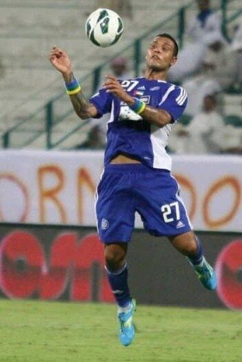 O volante Léo Lima, do Al Nasr, dos
Emirados Árabes, foi cogitado para retornar ao Palmeiras, clube que defendeu em
2008, mas a negociação não passou de uma consulta. Dias depois, pelo Twitter, o
jogador revelou ser outro alviverde a sua grande paixão: “... O único clube em que
voltarei a jogar será o Goiás. Amo o clube e a torcida” 