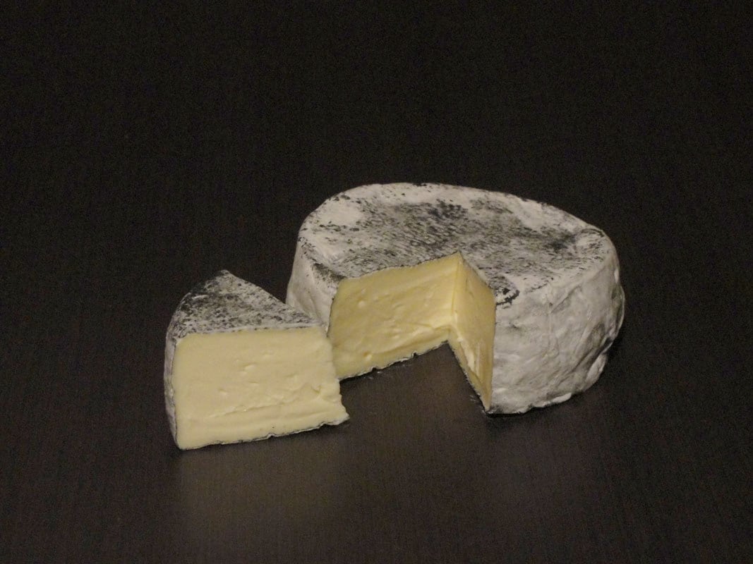 •
Queijo Lua Cheia
Produzido em Bueno Brandão, a 457
km de Belo Horizonte, no sul do estado, o queijo Lua Cheia chama atenção pelas
manchas pretas na casca. Elas são formadas por uma camada de carvão
vegetal comestível. O material influencia na cor e no sabor, já que
o carnaval interfere no PH da casca e permite o crescimento de mofos e
leveduras.
O estilo é uma criação própria do produtor,
tem um maior teor de gordura (double crème) e uma maturação de
três semanas. Segundo o fabricante, o queijo Lua Cheia é aromático,
mole de textura aveludada, suave, e muito cremosa e cor amarela
palha. O sabor é suave, amanteigado e um pouco doce.
O queijo Lua Cheia ganhou o título Super Ouro, uma das honrarias
máximas na 34ª edição do World Cheese Awards (Prêmio Mundial do
Queijo), realizada no País de Gales, na Europa, em 6 de novembro de
2022.