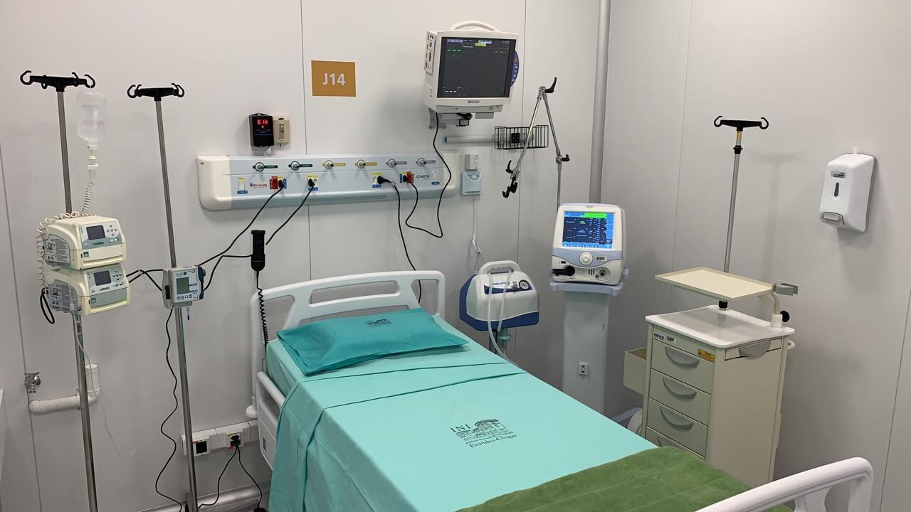 Quarto individuais com os esquipamentos para o tratamento da covid-19.