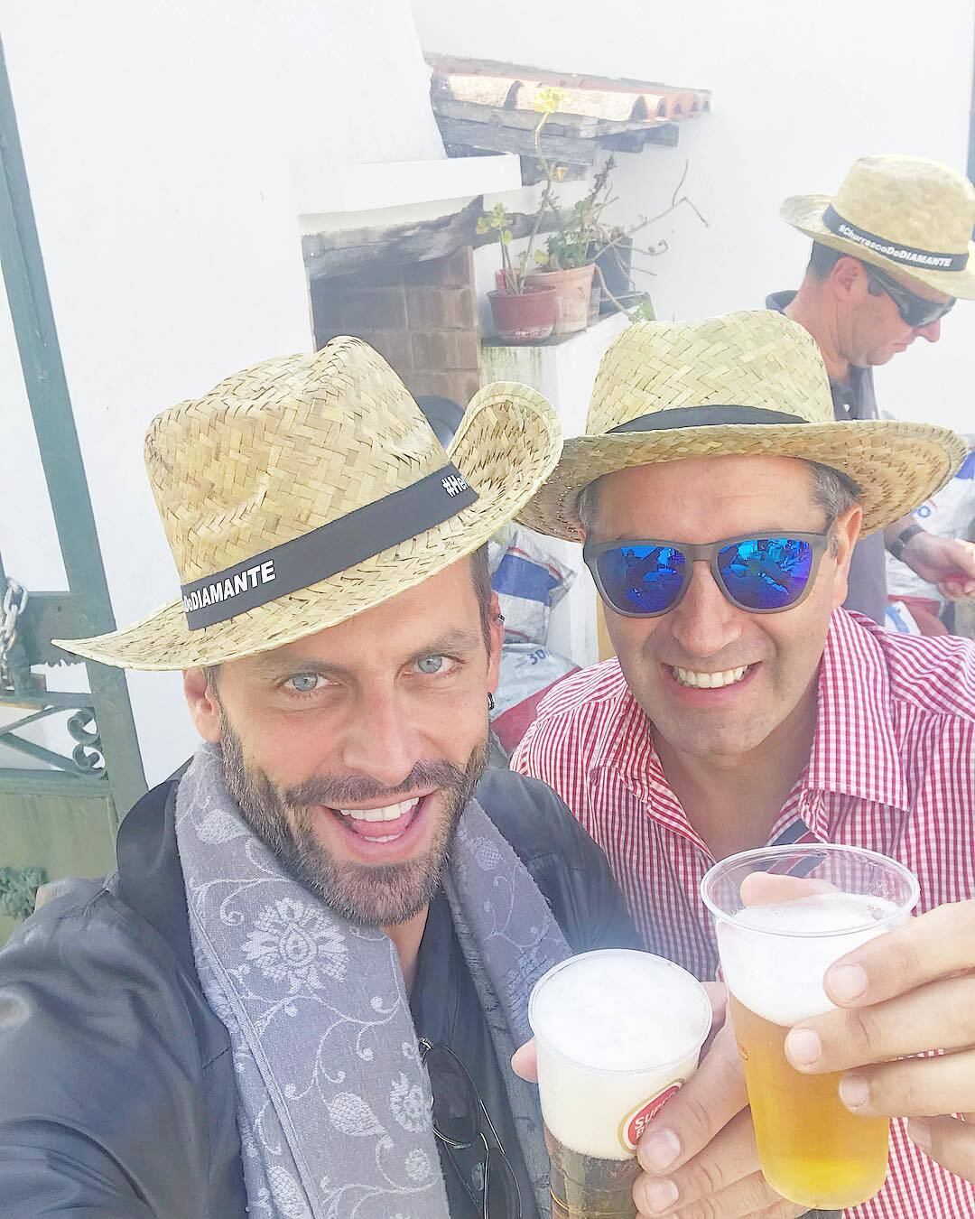 Diamantino Martins, amigo do ator, aparece ao lado de Henri tomando uma cerveja. O empresário é conhecido por ter viajado para mais de 100 países 
