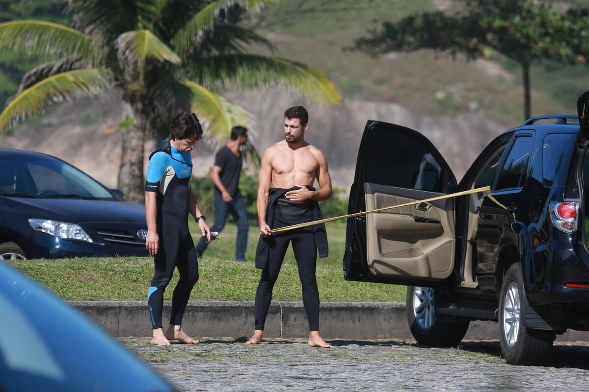 Cauã Reymond surfou no Recreio dos Bandeirantes nesta segunda-feira (21)