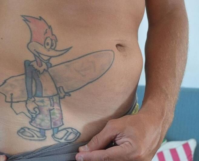 A escolha do surfe como modalidade olímpica não foi aleatória. O esporte tem mais de 35 milhões de praticantes distribuídos em mais de 100 países. A popularidade que só cresce, vez ou outra também sai pela culatra, como mostra essa galeria de tatuagens bizarras em homenagem ao esporte. Olha isso!