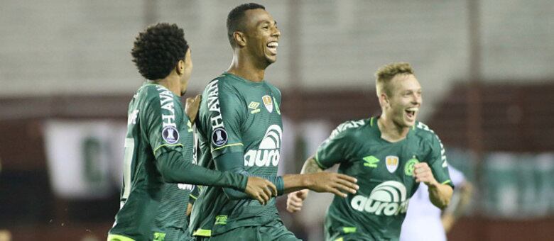 Autor do gol salvador da Chapecoense, zagueiro Luiz Otávio (centro) é acusado de jogar irregular contra o Lanús