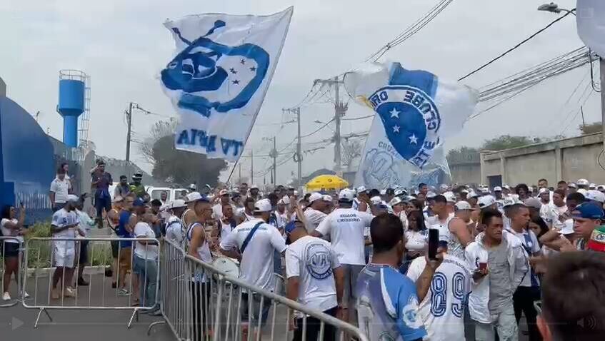 Torcedores do Cruzeiro protestam na porta do centro de treinamento do clube, em BH