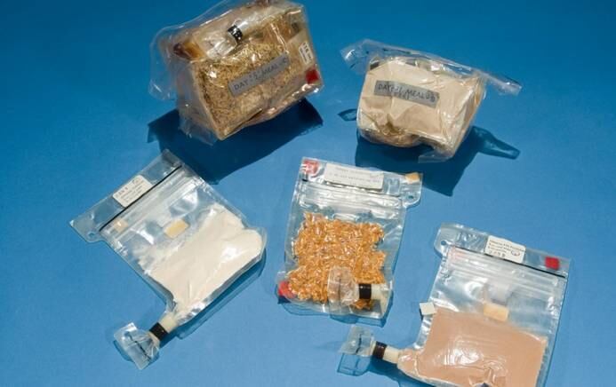 Se Cooper fornece os alimentos para o espaço como uma ciência, é porque eles realmente têm este aspecto. Comida saudável requer mais energia, seu corpo nunca está verdadeiramente em repouso na gravidade zero, por isso os astronautas devem comer adequadamente, consumindo 3 mil calorias por dia