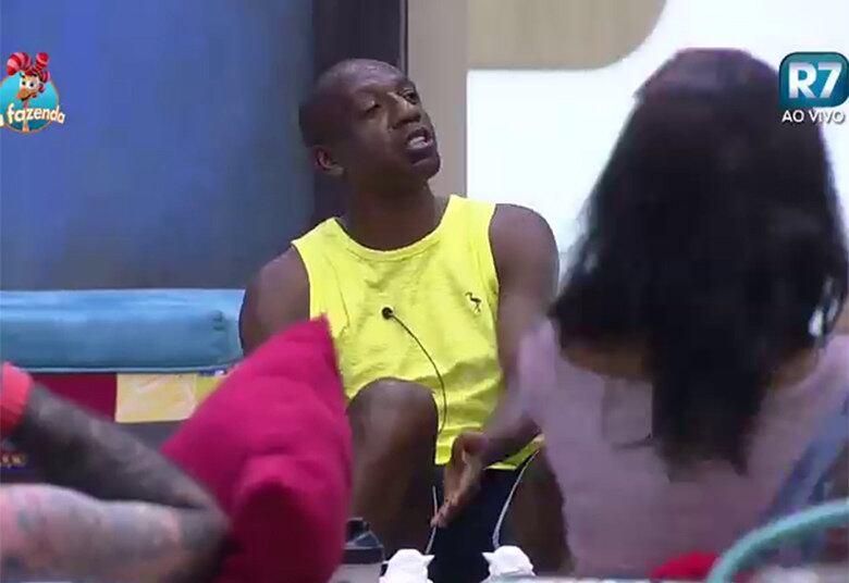 

Mas o jogador negou e ainda fez piada.



— Nada, isso aqui é marca registrada. Aonde eu chego, todo
mundos sabe quem é. Só não pode chegar quando tiverem jogando de truco. Os
caras acham que estou dando o sinal do zap



+ Assista às íntegras dos programas da Rede Record no R7 Play. Assine!
+ Amaral ou Rebeca Gusmão! Quem deve disputar a Prova da Chave pela equipe Machado? Vote!
+ Douglas ou Luka! Quem deve disputar a Prova da Chave pela equipe Serrote? Vote!
+ Rebeca Gusmão compara A Fazenda a um time de futebol