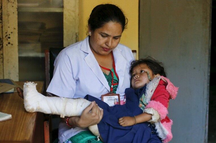 Tais situações têm se multiplicado no Nepal, após o terremoto de sábado (25), que deixou mais de 5 mil mortos. Fizeram emergir a gratidão dos que ficaram e a solidariedade dos que ajudaram: o olhar agradecido da menina diz tudo. E sua vida pela frente também...