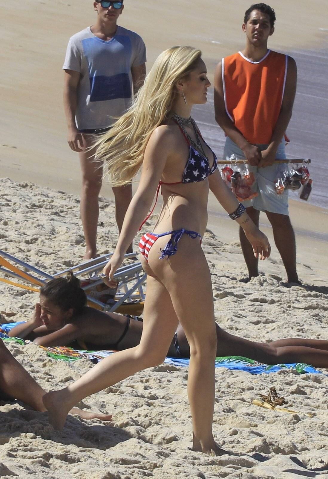 Isabelle Drummond foi uma das atrizes que mostrou a silhueta e o cabelo platinado nas areias cariocas