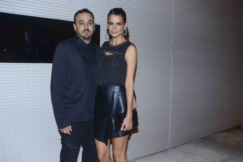 Fernanda Motta posa ao lado do marido na entrada da festa 
