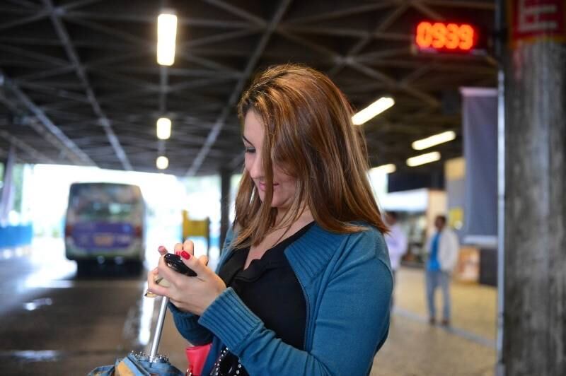 Edilene Araújo, 34 anos, bancária, desistiu de ir para o trabalho e vai voltar para casa. No entanto, como ontem ela também não conseguiu chegar ao trabalho, a bancária está preocupada. 

— Estou tentando não ser punida porque hoje é o segundo dia.
Ontem eu conversei, não tinha como chegar, ainda consegui ficar em casa. Mas hoje
a situação está pior, então, seria o segundo dia e eu posso ser descontada disso