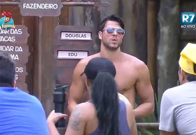 O comando de Bimbi foi um tanto
quanto turbulento. Até por ser apenas a primeira semana, os peões ainda não
estavam habituados a todos os serviços e obrigações e o Fazendeiro teve
trabalho para liderar de maneira firme e autoritária

+ "Eu prefiro esquecer a Mara como jogadora", diz Douglas sobre ex-peoa de A Fazenda
+ Peões relembram trajetória de Amaral no reality e Rayanne afirma: "Ele é um cara muito iluminado"
+ Em atividade, Minerato fala sobre Thiago Servo: "Por mais que eu queira ele não vai sair da minha vida"

