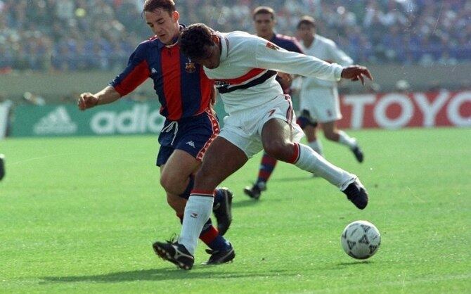 Revelado no time apelidado de Menudos do Morumbi nos anos
80, Muller foi titular em todas as grandes conquistas do São Paulo na década seguinte:
Paulista, Brasileiro, Libertadores e Mundial. Contra o Barça, deu a assistência
para o primeiro gol de Raí depois de um drible espetacular no lateral Ferrer. Encerrou
a carreira em 2004 e atualmente trabalha como comentarista esportivo