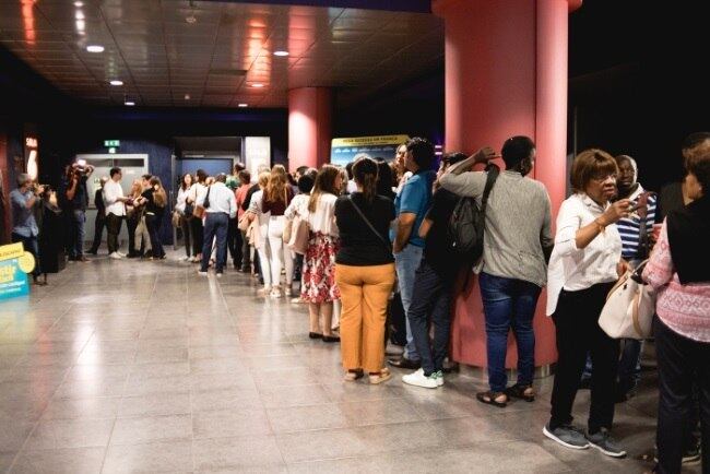 O público compareceu e filas se formaram ao longo do dia para a estreia do longa