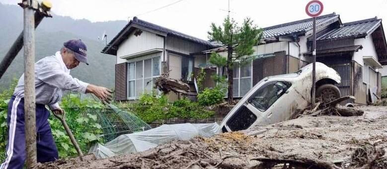Fortes chuvas do tufão Neoguri provocaram enchentes e deslizamentos de terra
