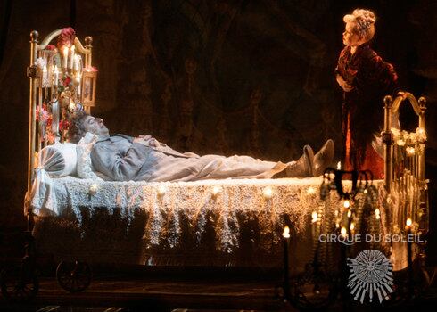 No espetáculo, o Palhaço Morto imagina o seu próprio funeral, numa atmosfera
de festa e observado por amáveis anjos. Na cena há um contraste entre o grande e o pequeno, o
ridículo e o trágico, a magia da perfeição e o charme da imperfeição

Crítica: Anã voadora brilha em Corteo, espetáculo humano e menos pirotécnico do Cirque du Soleil
