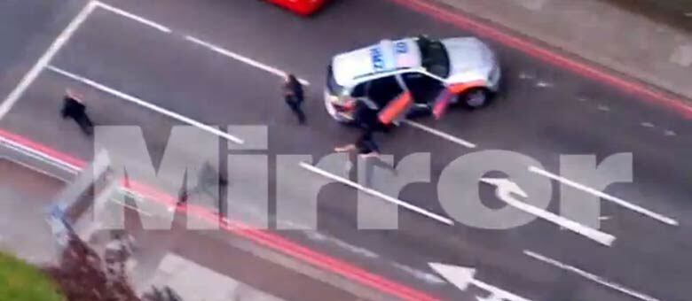 O jornal Daily Mirror disse que o vídeo foi gravado por um morador de um apartamento nas imediações