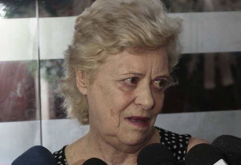Heloísa Coutinho falo no velório do irmão