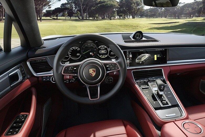 Lá na Europa, o Panamera Sport Turismo terá preço inicial de 97.557 euros, o equivalente a R$ 320 mil. Já a versão topo de linha Turbo será vendida a 158.604 euros, algo como R$ 520 mil