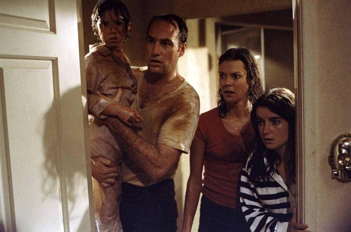 Crime brutal
A atriz Dominique Dunne, que interpretava a filha mais velha da família do filme (de blusa listrada na foto acima), foi a primeira pessoa do elenco que morreu. Aos 22 anos, pouco depois que o filme chegou aos cinemas, Dominique foi estrangulada pelo namorado, ficou em coma por alguns dias, mas não resistiu. De acordo com registros da época, o namorado da atriz era ciumento e ficou ainda mais descontrolado com o sucesso repentino dela por conta do filme de terror. Outra curiosidade macabra é que, para encobrir os gritos de Dominique, o rapaz colocou a trilha sonora de Poltergeist para tocar bem alto. Nas continuações, ela foi substituída pela atriz Meg Tilly