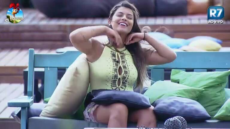 Babi detalhou e disse que foi super tranquilo. Ela contou que fez as fotos em Maceió e que foi acompanhada pela mãe. A peoa revelou que ela mesma escolheu as poses e que ninguém ficou mandando fazer determinada posição como algumas modelos dizem. Babi disse que a escolha é pessoal. Ela disse que seu ensaio ficou lindo e nada vulgar 

+ Alegria durou pouco! Peões caem em pegadinha de Neném

+ Heloisa não quer festa final: "Vai ser um clima chato"

+ Relembre a trajetória da Equipe Ovelha, a mais polêmica da sétima edição

+ Leo reforça desculpas para Babi e revela por quem ele vai torcer

+ Babi retorna para sede após Roça emocionante. Veja!
