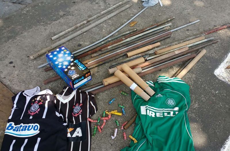 Os envolvidos foram encaminhados para o 1º DP de Guarulhos.
A polícia apreendeu com os grupos 18 barras de ferros, armas brancas, porretes,
e muitos fogos de artifício