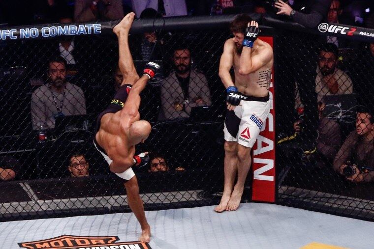 Na noite em que o estádio Arena da Baixada ficou lotado, com 45 mil pessoas, para o UFC 198, o público não se decepcionou. Apesar da derrota do brasileiro Fabrício Werdum para o americano Stipe Miocic, na luta principal, a torcida viu um grande espetáculo, com lutas emocionantes e verdadeiras acrobacias nos golpes dos lutadores, entre a noite de sábado (14) e madrugada de domingo (15)