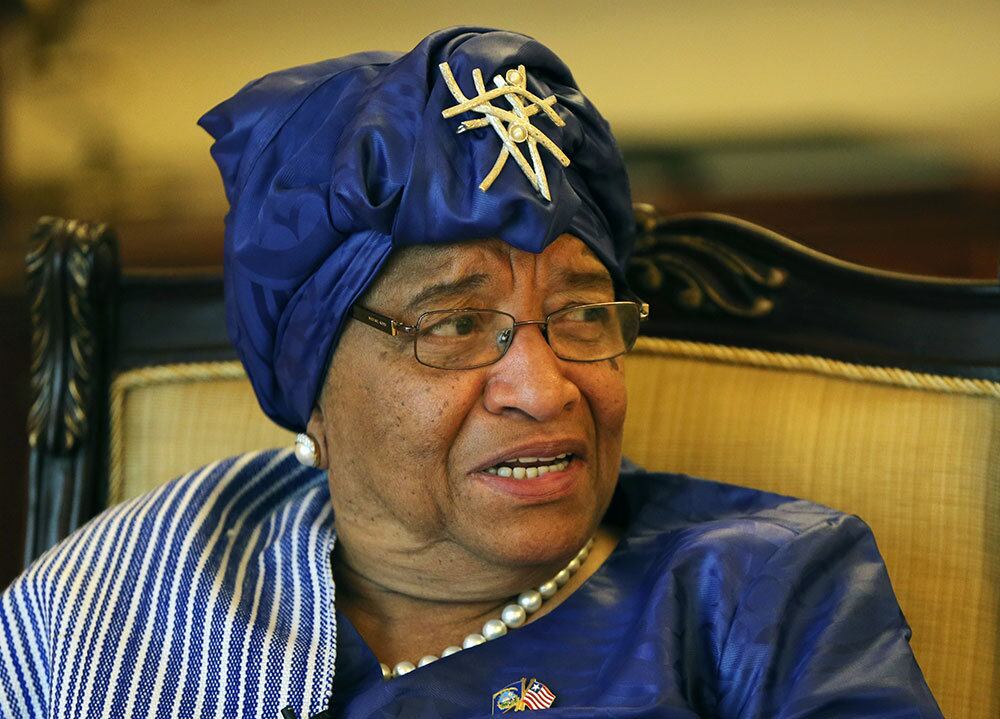 Ellen Johnson Sirleaf - Libéria

Em 2005, Sirleaf, de 76 anos, se tornou a primeira chefe de Estado
eleita de um país africano, após o fim da guerra civil de 14 anos na
Libéria. Em 2011, ela ganhou o prêmio Nobel da Paz e foi reeleita
presidente.

Nos anos 1980, Sirleaf foi presa por criticar o regime
militar no país. Anos depois, em 1997, após ser derrotada nas eleições
presidenciais por Charles Taylor, ela foi acusada de traição e exilada
