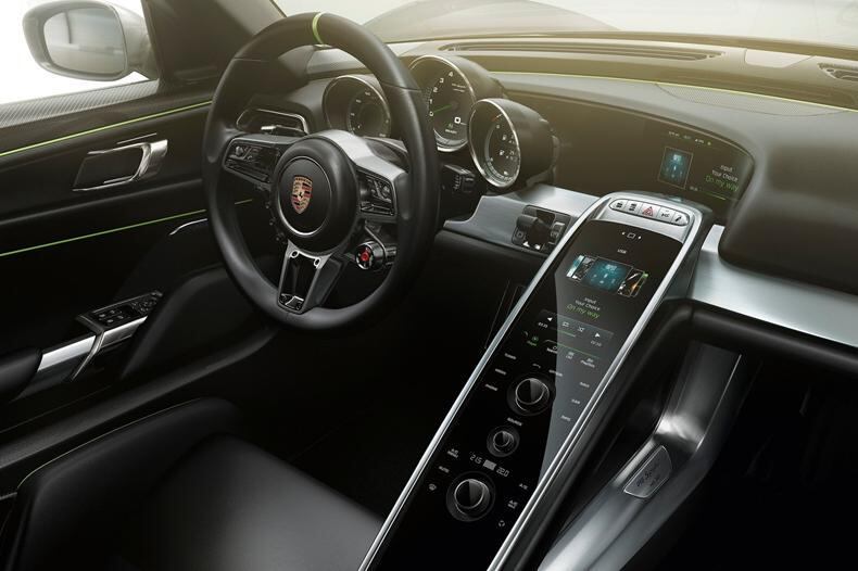 A diferença entre a dupla está na tecnologia embarcada do 918 Spyder, que conta com telas de cristal líquido e comandos por superfícies sensíveis ao toque por toda a cabine
Quer saber tudo sobre carros? Acesse www.r7.com/carros