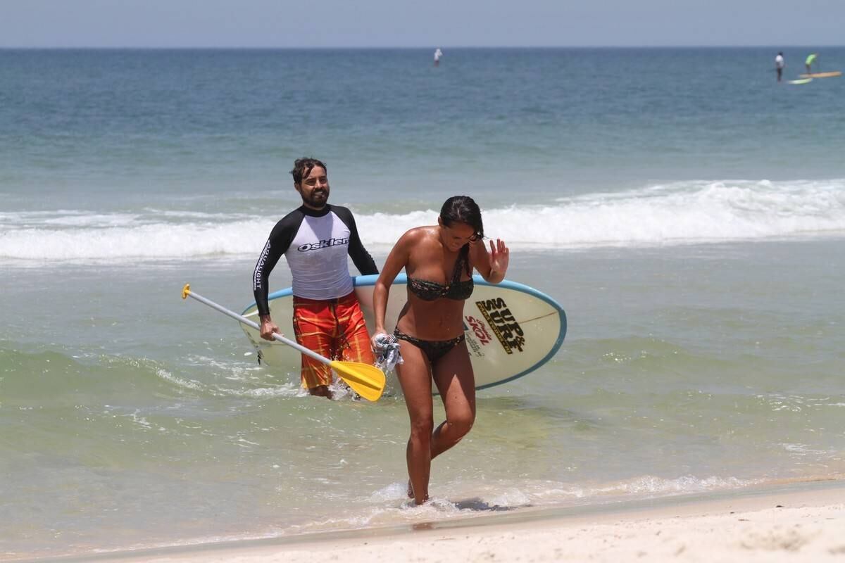 Bruno Gagliasso e Ricardo Pereira praticam stand up paddle na praia da Barra da Tijuca, no Rio