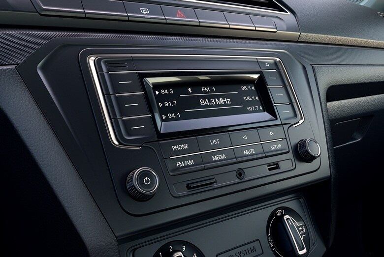 A primeira opção de som (Media) que aparece é o conhecido rádio/MP3 e entradas auxiliar, USB e para cartões SD. O mesmo aparelho pode ter leitor de CDs (Media Plus). Embora simples, o equipamento traz o Park Pilot, função que projeta no visor um gráfico com dados do detector de obstáculos traseiro