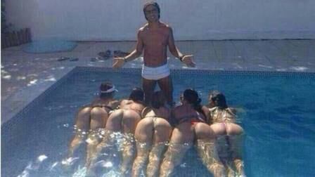 Falando em festas, ele sempre é destaque nos jornais quando aparece ao lado de belas mulheres. Um exemplo foi no Ano Novo de 2013 para 2014, quando ele postou uma foto com cinco mulheres de bruços em uma piscina.