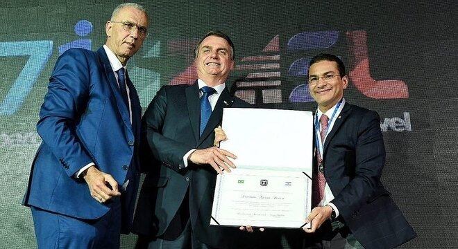 Marcos Pereira recebeu prêmio das mãos de Bolsonaro e Shelley