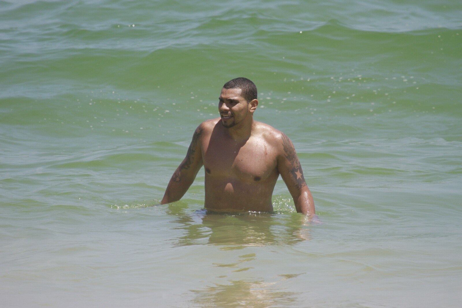 Naldo se refrescou com um banho de mar