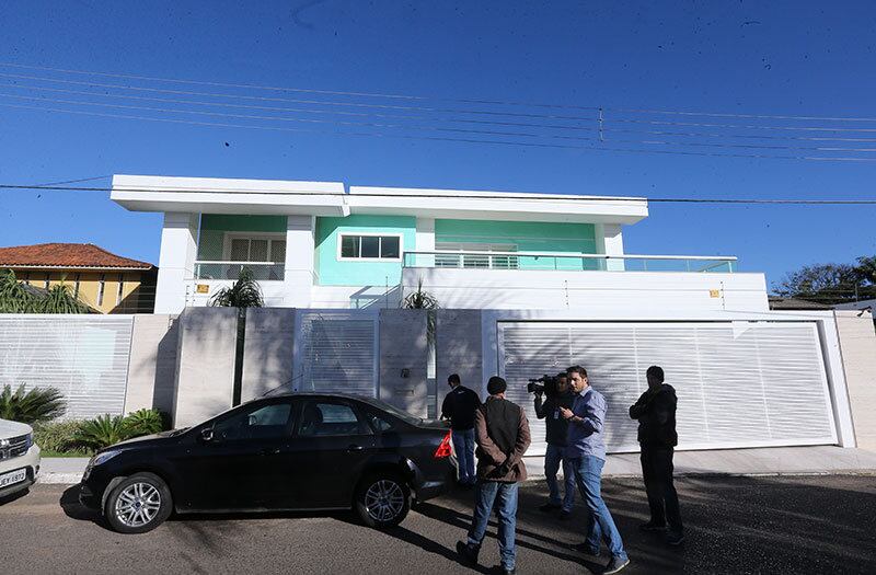 Polícia Federal realiza busca e apreensão na casa do lobista
Milton Lyra, no Lago Sul, em Brasília, nesta sexta-feira, 01, durante nova fase
da Operação Lava Jato. A ação da PF tem origem em duas delações premiadas: a do
ex-diretor de Relações Institucionais do Grupo Hypermarcas, Nelson Mello, e a
do ex-vice-presidente da Caixa, Fábio Cleto. Nelson Mello afirmou em seu
depoimento aos procuradores que pagou R$ 30 milhões a dois lobistas com
trânsito no Congresso para efetuar os repasses. Lúcio Bolonha Funaro e Milton
Lyra seriam os responsáveis por distribuir o dinheiro para os senadores