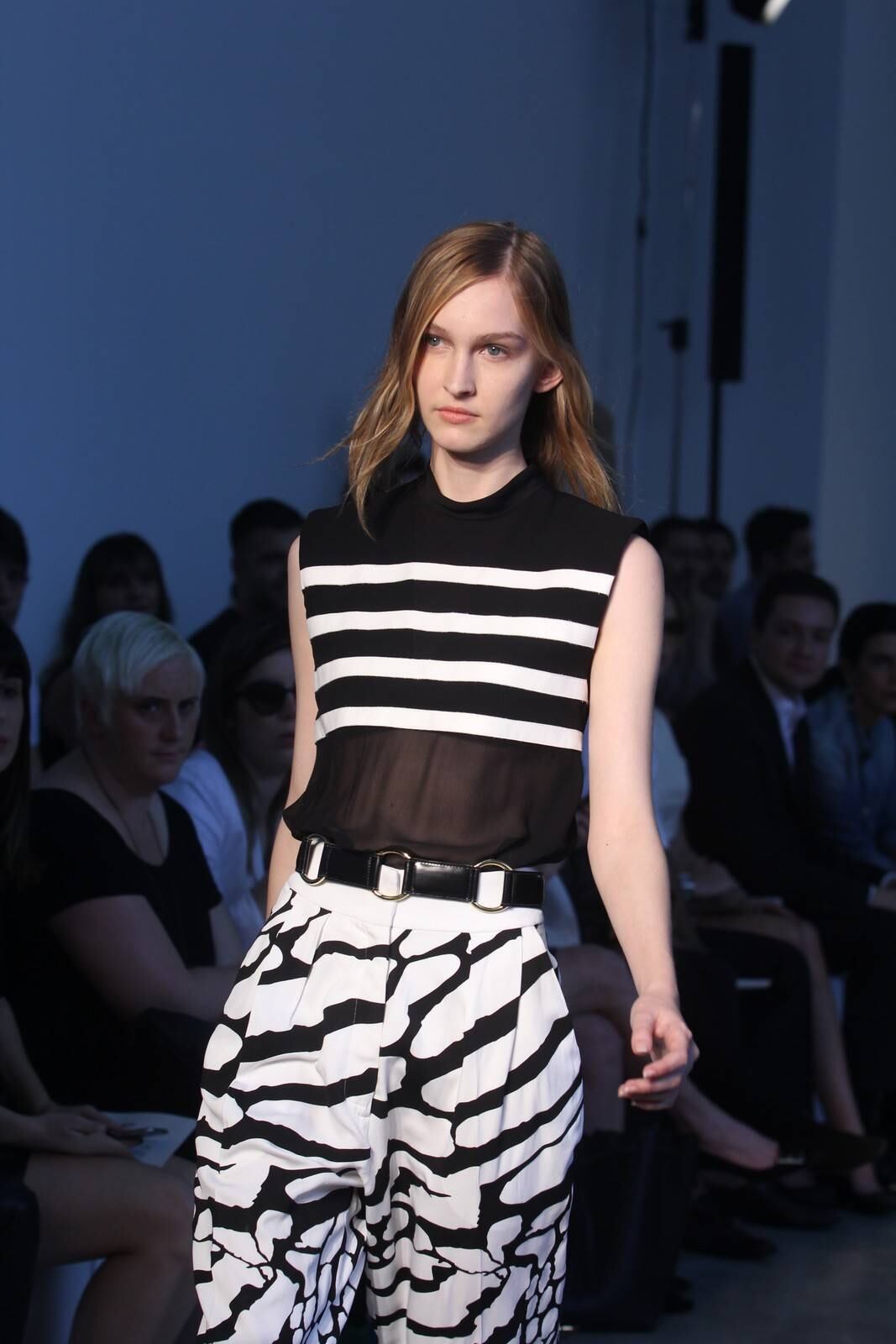 O segundo dia de desfiles da temporada inverno 2015 da São Paulo Fashion Week começou com a coleção do estilista Pedro Lourenço, nesta terça-feira (4). As modelos entraram na passarela após uma hora de atraso e vestiram peças feitas de diferentes materiais, que iam desde os trabalhos com paetês até detalhes com argolas de meta. Além dos casacos e saias que deram um ar sexy à coleção, as sandálias com saltos largos, arredondados e amarrações no tornozelo também foram destaque na passarela