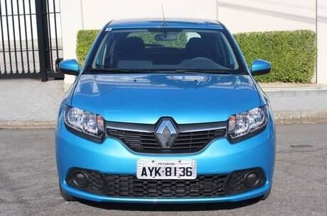 Sandero ganhou nova dianteira com logotipo em destaque