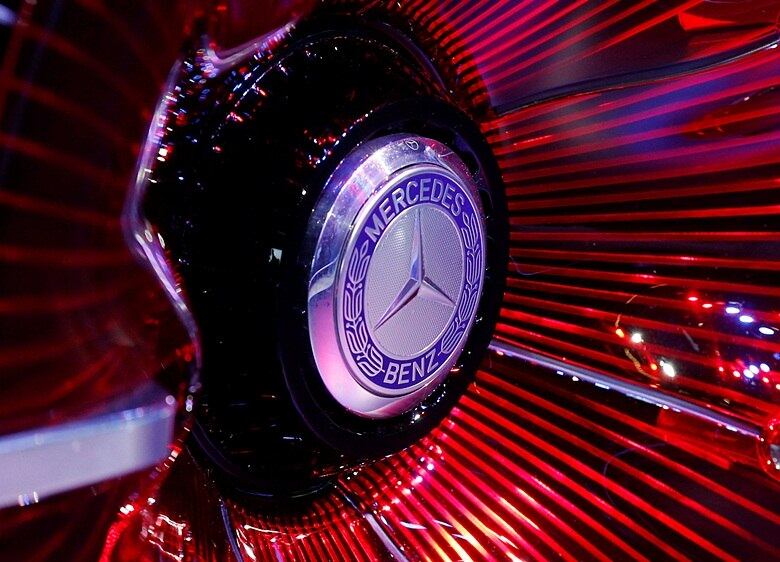 O modelo traz um molde vermelho e não apresenta parafusos aparentes de fixação