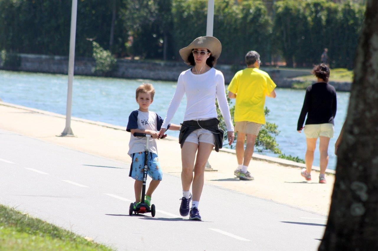 Fernanda Torres se
divertiu com o filho Antonio na tarde deste domingo (13). A atriz levou o
pequeno para andar de patinete, pela orla da lagoa Rodrigo de Freitas, na zona
sul, do Rio de Janeiro. Que radical! Confira as fotos!