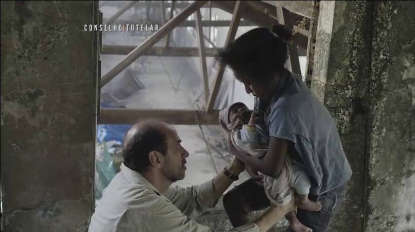Sereno conversa com ela de
maneira carinhosa e consegue convencê-la a entregar o bebe e ser levada para a
reabilitação

+ Assista aos melhores momentos do penúltimo capítulo de Conselho Tutelar

+ Não perca o último capítulo de Conselho Tutelar. Veja o que vai rolar!

+ Veja imagens chocantes das cenas de violência infantil exibidas em Conselho Tutelar
