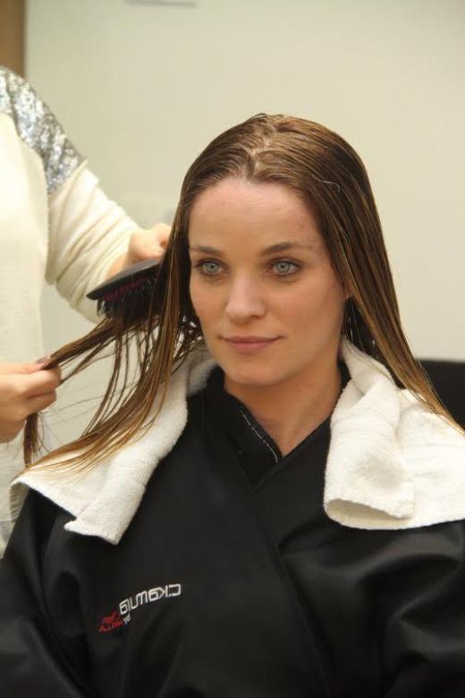 A atriz é loira natural e conta que não colore os fios com frequência.  

─ Meu cabelo é claro, então não costumo mexer na cor. Por conta
da novela, repito o processo a cada quatro meses. Quando não estou trabalhando,
só clareio duas vezes ao ano, no máximo

+  Ouça a trilha sonora completa de Vitória
+ “É questão de tempo”, diz Ricky Tavares sobre reconciliação entre Mossoró e Beatriz
+  Descubra tudo o que os atores aprontam nos bastidores das gravações
+  Curta a página da novela no Facebook e fique por dentro das novidades
