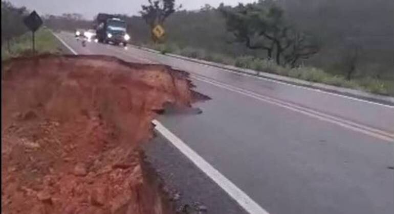 Cratera engole carro na GO-118