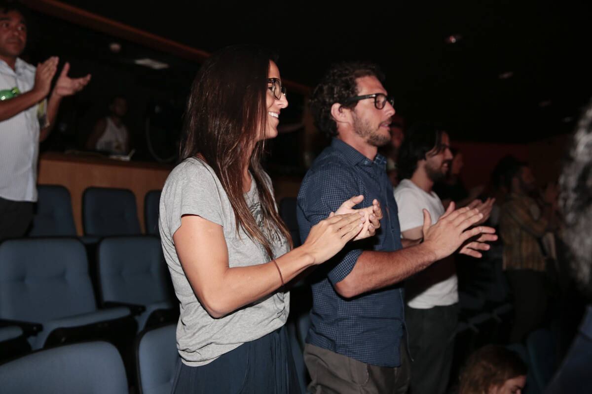 Ao lado da namorada, Roberta Maia, o apresentador aplaude o musical