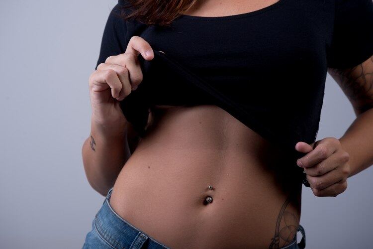 Nas redes sociais, fãs da gari elogiam suas belas curvas