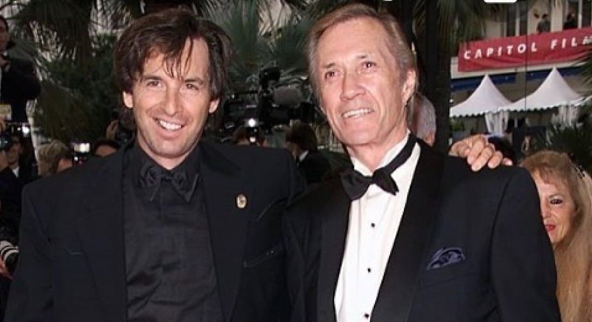 Robert e David Carradine vestindo ternos e abraçados