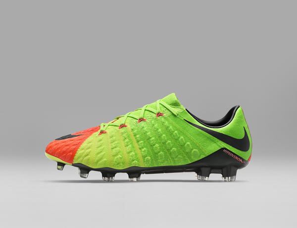 Para
garantir um ajuste que se adapte perfeitamente aos pés do jogador, a Hypervenom
3 conta com três metros de cabos Nike Flywire (o modelo anterior tinha um
metro). Esses cabos ficam dentro de canais flutuantes, que  são 
personalizados ao jogador e utilizam o sistema de cadarços laterais. Dessa
forma, é possível fazer a “sintonia fina” do caimento, , garantindo precisão,
ajuste e suporte para cortes laterais